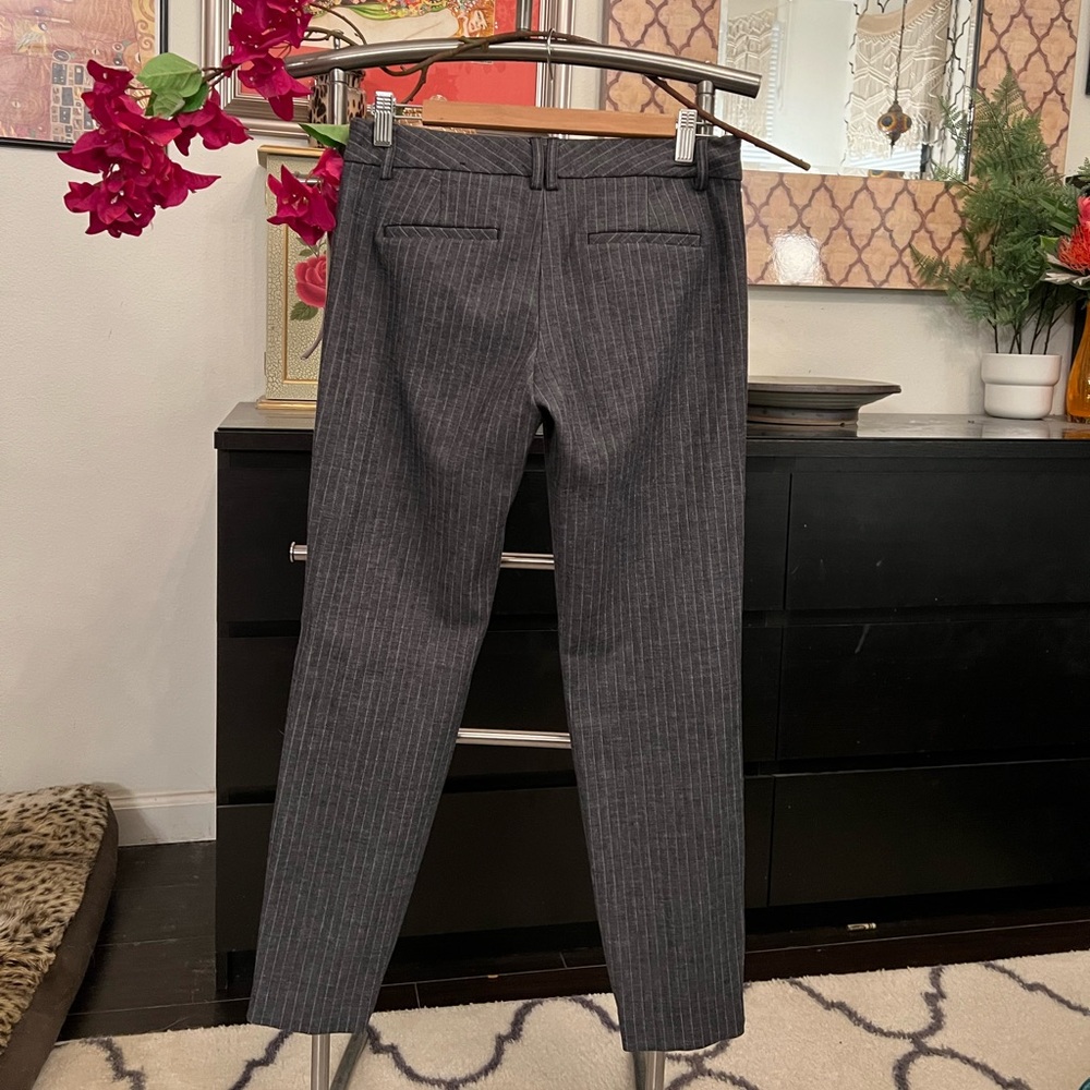 Express cropped, pinstripe grey pants. Excellent condition